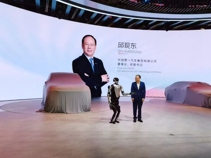 机器人“抢镜”上海车展! 机器人“抢镜”上海车展!