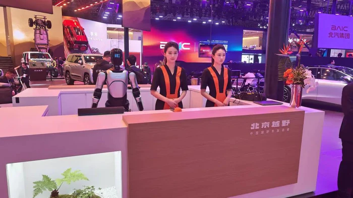 机器人上海车展“抢饭碗”:当车模、前台、地推,还舞狮! 机器人上海车展“抢饭碗”:当车模、前台、地推,还舞狮!