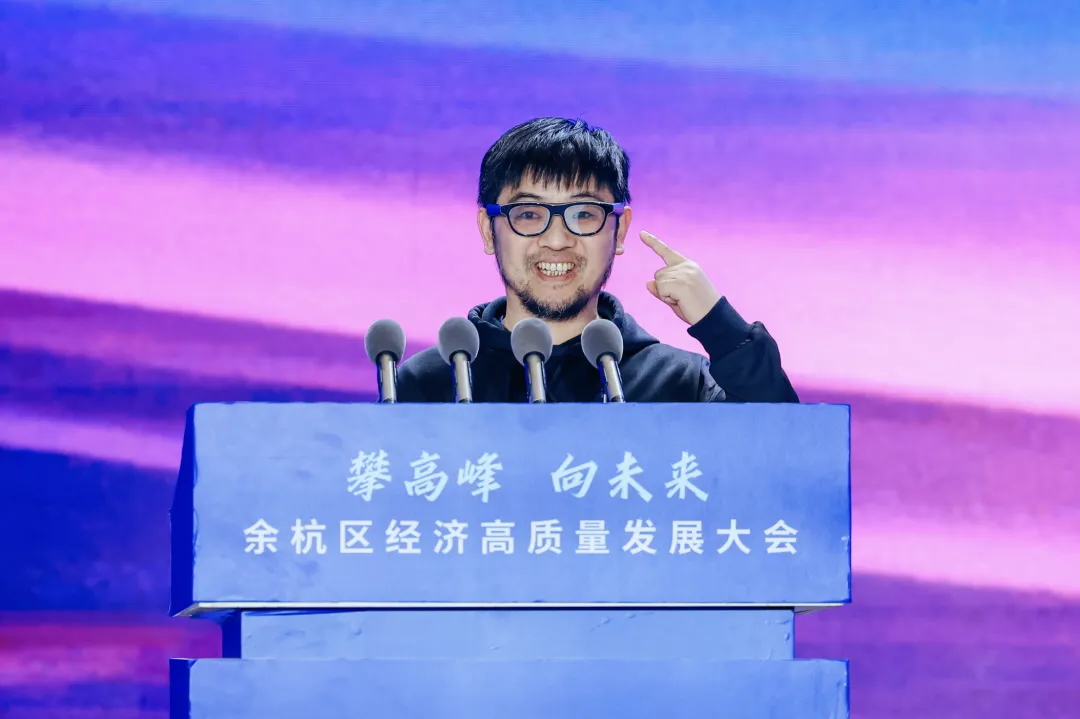 谷歌入局AI眼镜，昔日智能眼镜鼻祖，要靠AI+AR再赢一次？