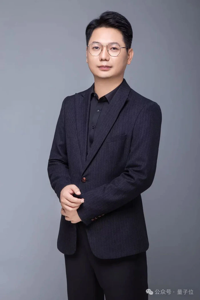 “AI眼镜的终极功能,是AI+社交” 对话影目科技创始人-1 “AI眼镜的终极功能,是AI+社交” 对话影目科技创始人-1
