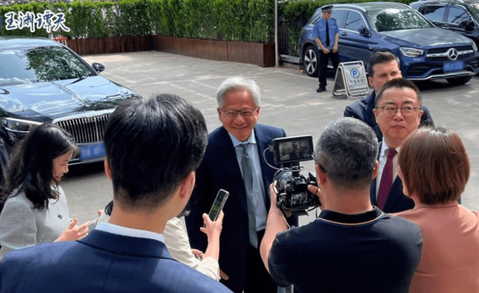 “皮衣战神”换正装!H20 被禁后,黄仁勋紧急访华表态,被曝与梁文锋见面-3 “皮衣战神”换正装!H20 被禁后,黄仁勋紧急访华表态,被曝与梁文锋见面-3